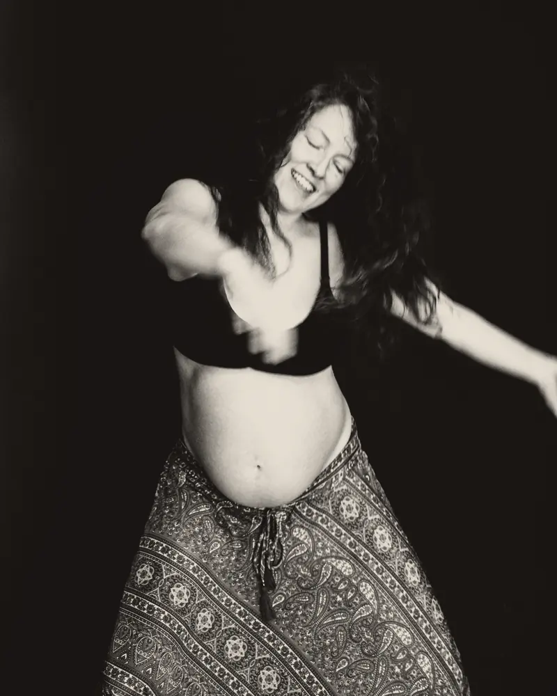 Erika danse les yeux fermés et rit, les cheveux en mouvement